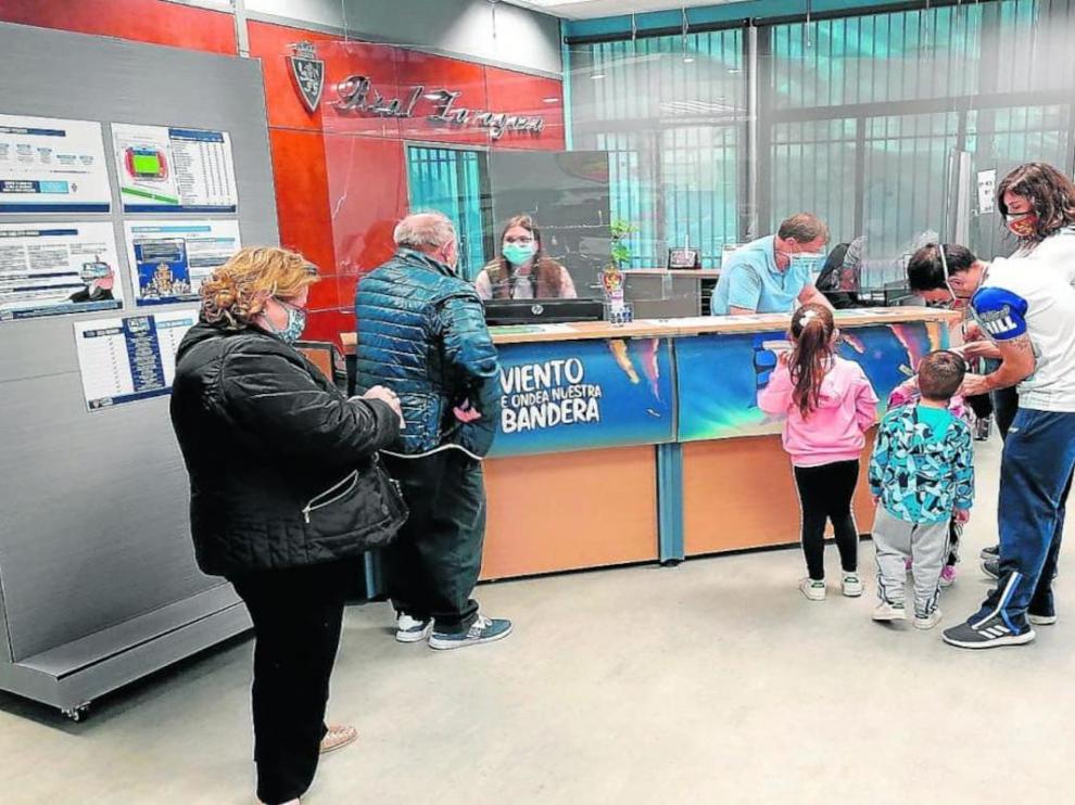 Aficionados del Real Zaragoza de todas las edades, en las oficinas del club.