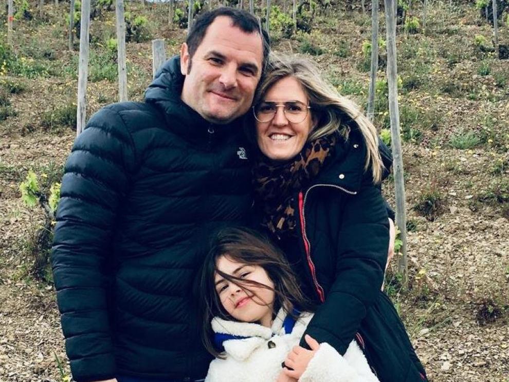 Javier Gil Pejenaute junto a su mujer, Cristina, y su hija, María, en sus viñedos de Tabuenca.