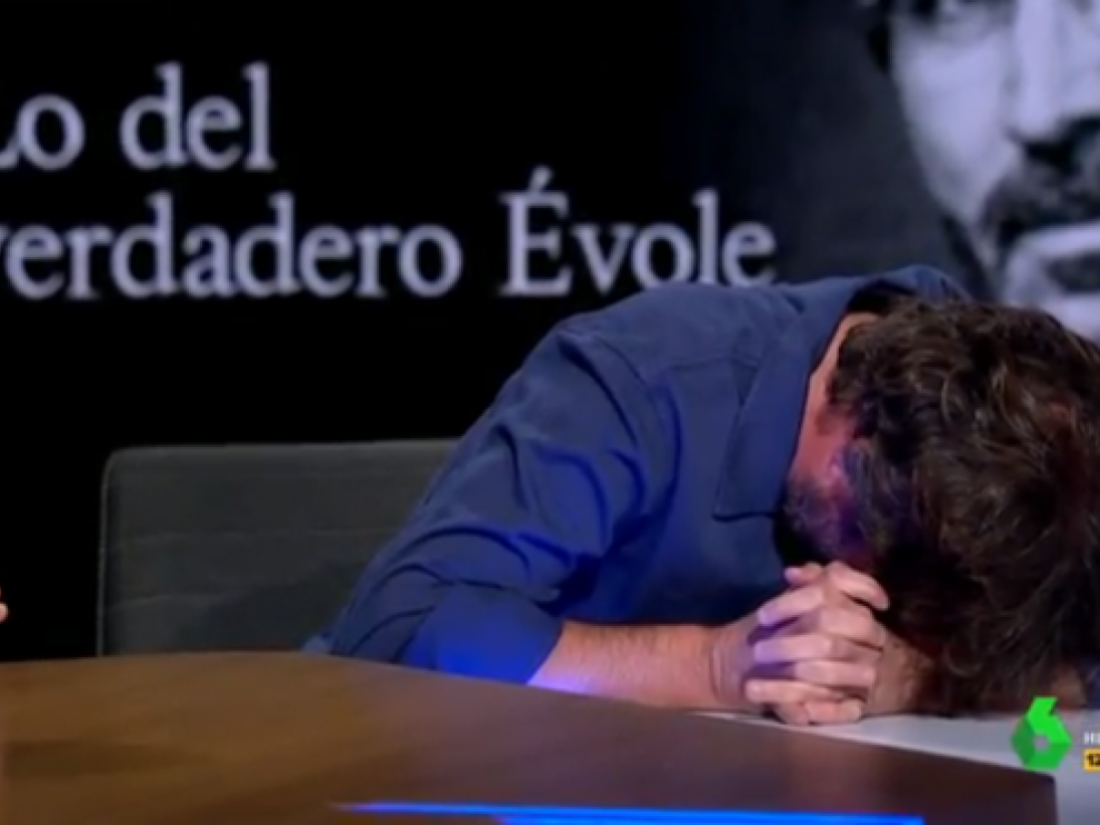 Jordi Évole sufre un ataque de cataplexia en 'El Intermedio', este jueves.