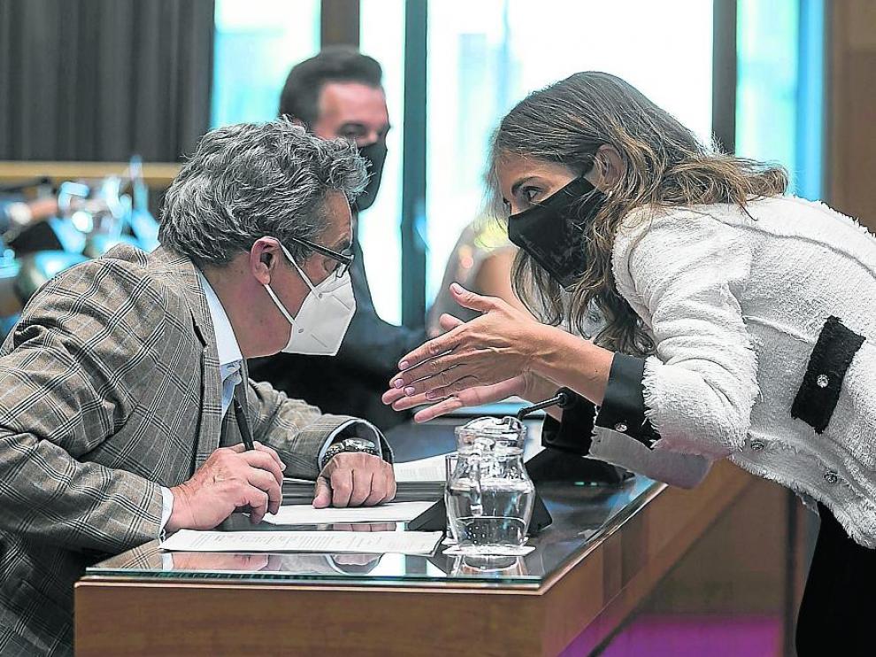 Julio Calvo y María Navarro, en el pleno del pasado miércoles.