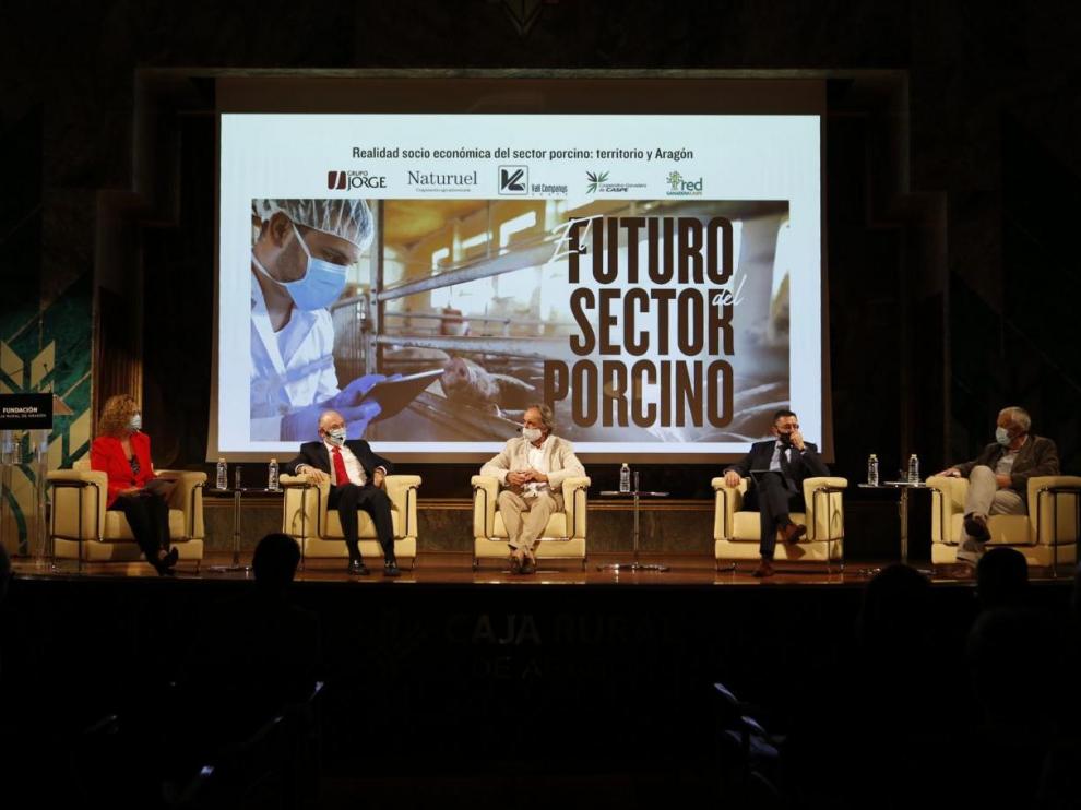 Los participantes debatieron sobre el presente y el futuro del sector porcino en Aragón.