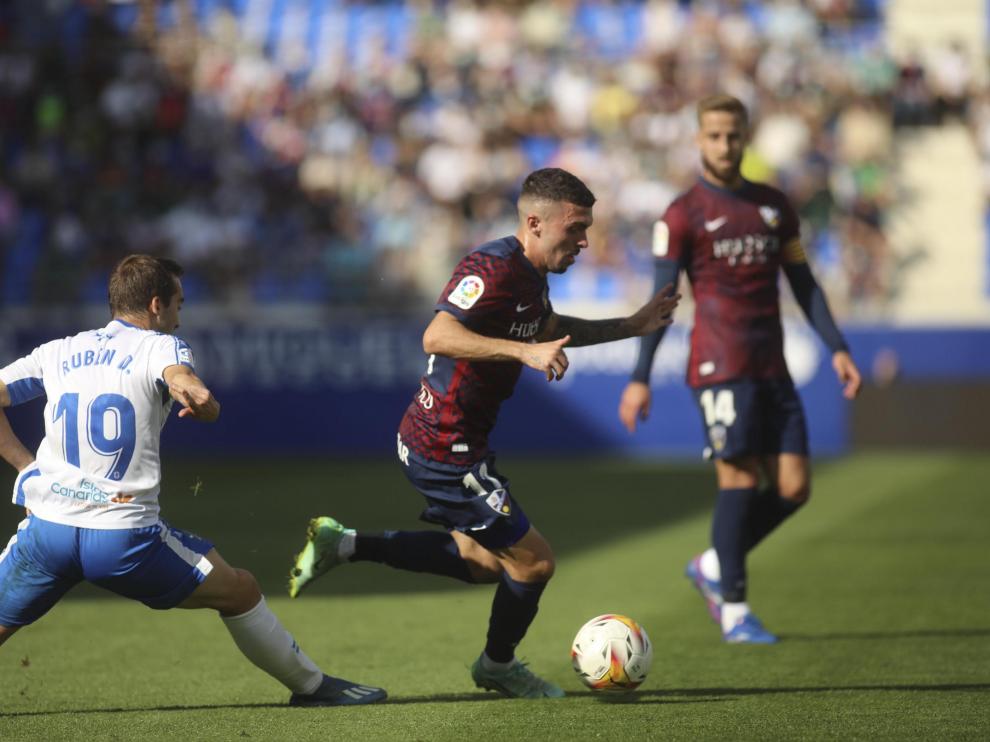 Joaquín Múñoz conduce el balón en el partido ante el Tenerife.