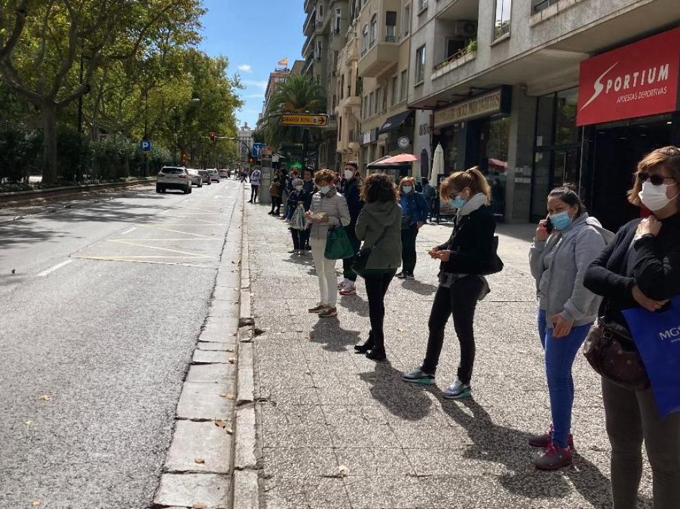 Usuarios del bus, esperando en el paseo de Sagasta.