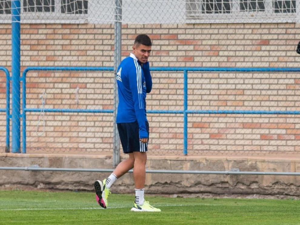 Juanjo Narváez, camino de los vestuarios y del gimnasio tras la charla inicial del entrenador sobre el césped.