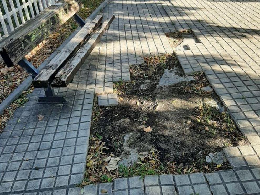 Desperfectos en el pavimiento por la zona de Vía Ibérica