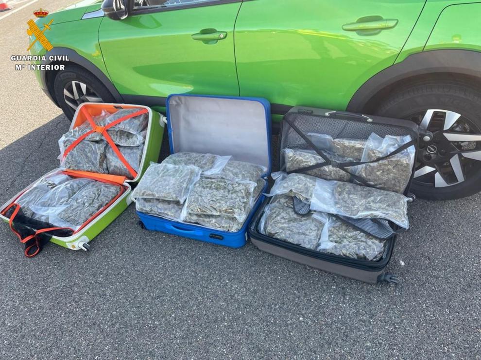 Detenidos cuando transportaban 26 kilos de droga en su vehículo.