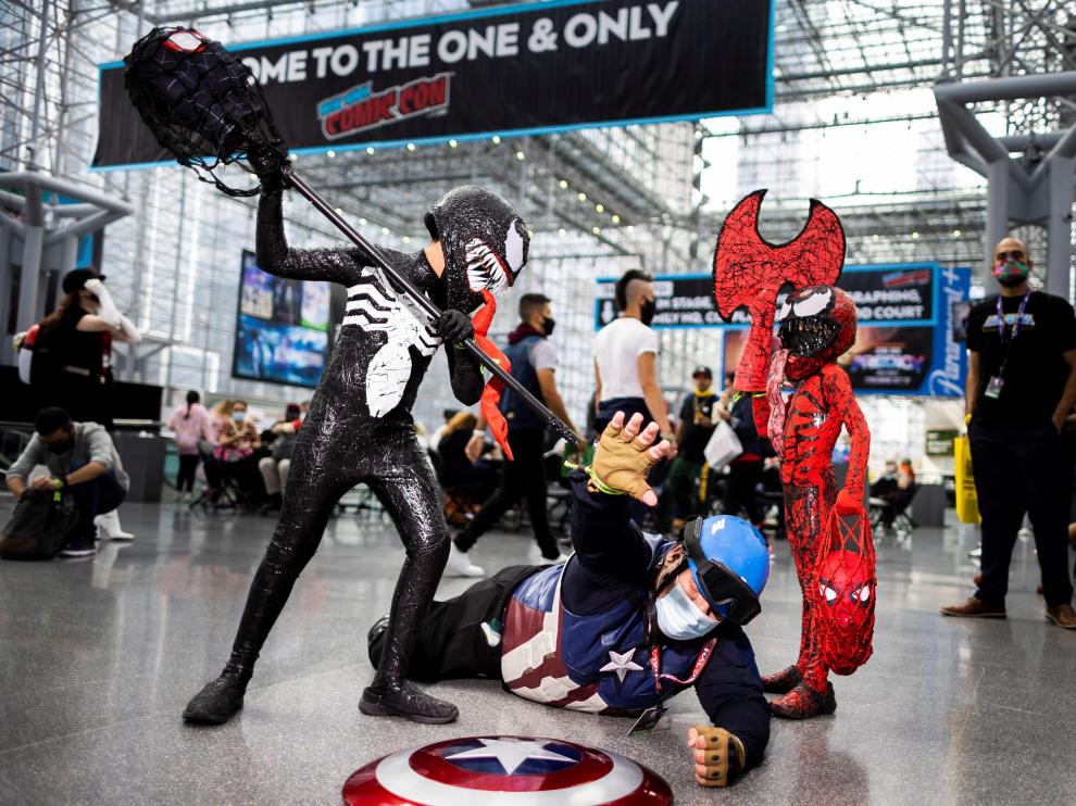 New York (United States), 07/10/2021.- People photograph Ash B., of New York, in her original costume at the 2021 New York Comic Con at the Jacob K. Javits Convention Center in New York, New York, USA, 07 October 2021. The annual event offers pop culture fans exhibitions and displays of popular video games, movies and comic books and many people attend dressed as their favorite fictional character. (Estados Unidos, Nueva York) EFE/EPA/JUSTIN LANE
USA NEW YORK COMIC CON