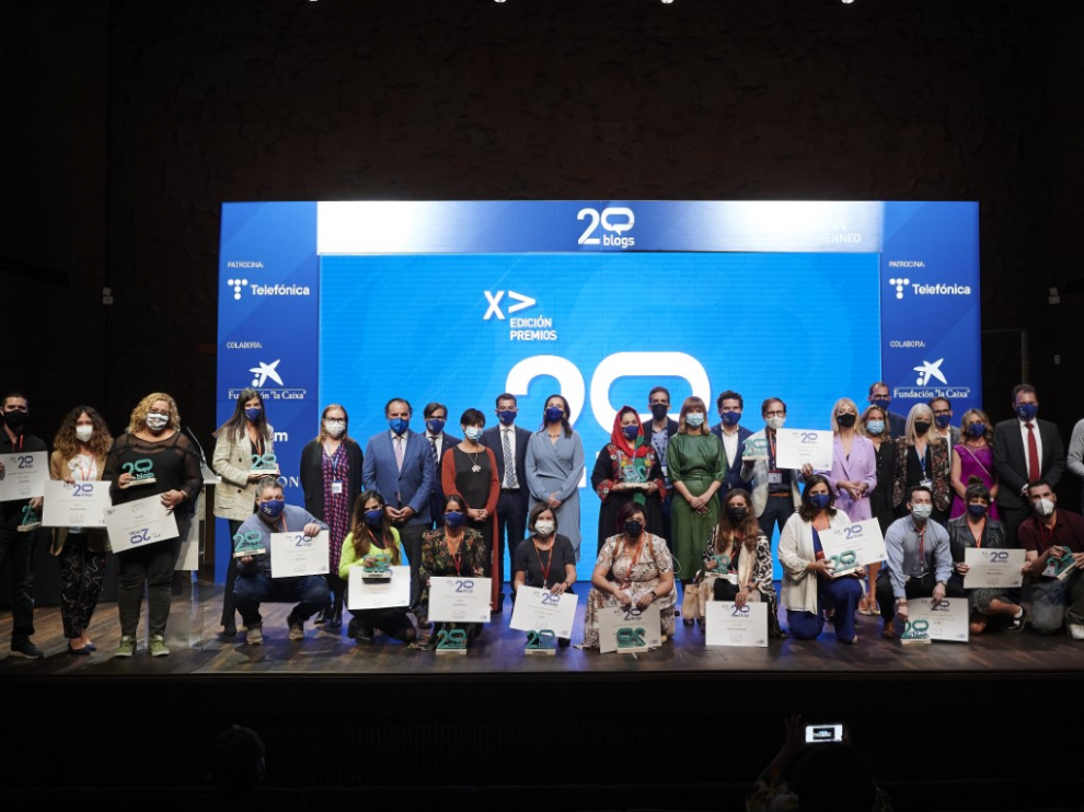 Foto de familia de los Premios 20Blogs, en el centro de los blogueros premiados y de izquierda a derecha, Fernando de Yarza, presidente de Henneo; Isabel Rodriguez, ministra de Política Territorial; la galardonada María Andrés, directora de la Oficina del Parlamento Europeo en España; la premiada Khadija Amin; Pilar Alegría, ministra de Educación y FP; el galardonado con el Mejor Blog 2021 y la directora de 20minutos, Encarna Samitier.
