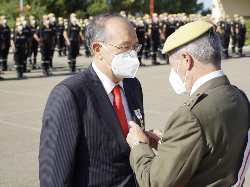 El general aragonés Miguel Alcañiz, que dirigió la Unidad Militar de Emergencias, condecora con la medalla al mérito militar al presidente de la Real Academia de Medicina de Zaragoza, Luis Miguel Tobajas.