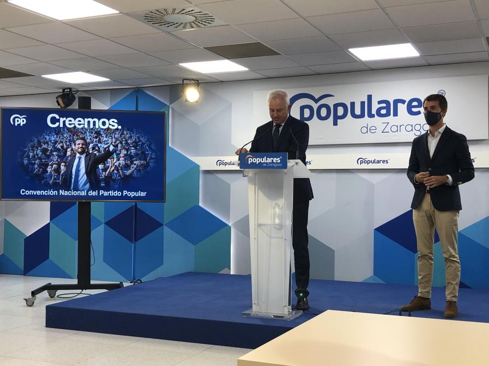 Eloy Suárez y Pedro Navarro, este viernes en la sede del PP en Zaragoza