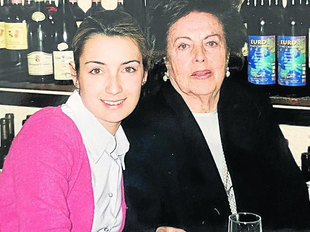 La psicóloga y escritora Patricia Ramírez, con su abuela en Zaragoza
