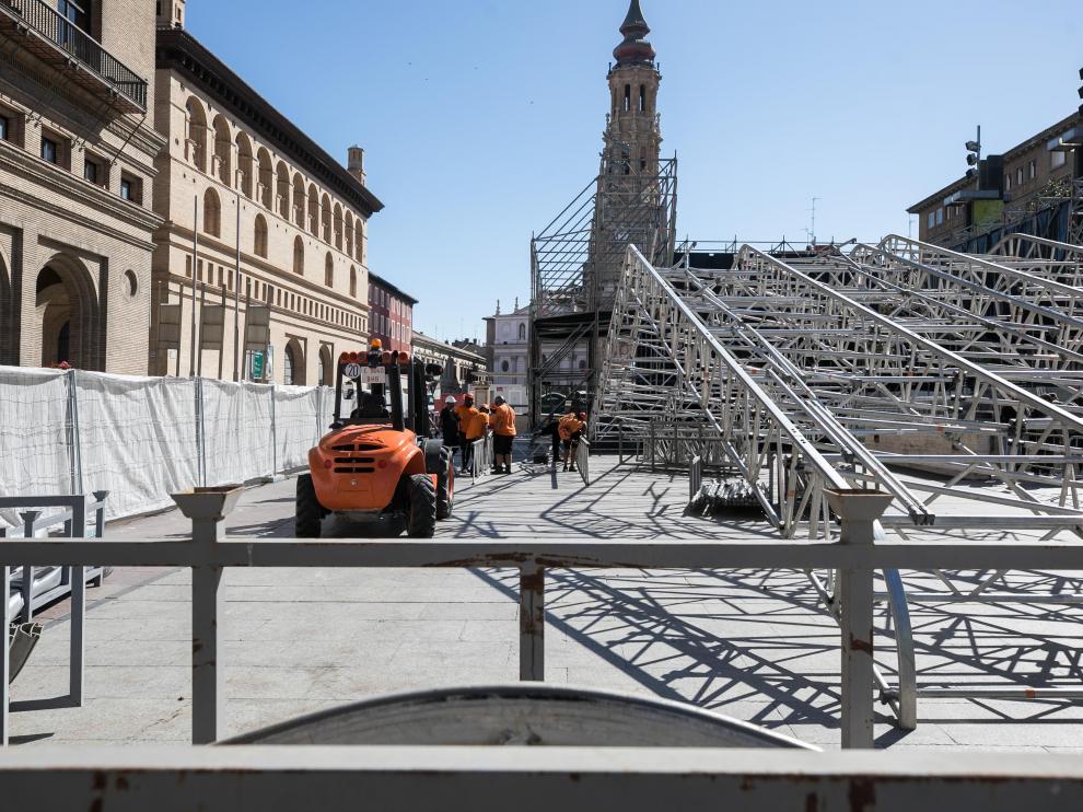 Montaje de un escenario en la plaza del Pilar.
