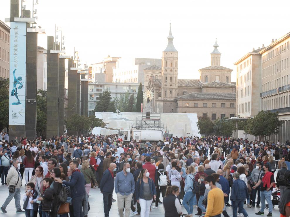 Ambiente en la plaza del Pilar de Zaragoza, con presencia de turistas en las 'no fiestas' del Pilar 2021