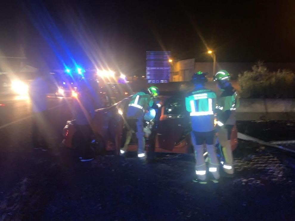 Bomberos de la DPH auxiliando al conductor