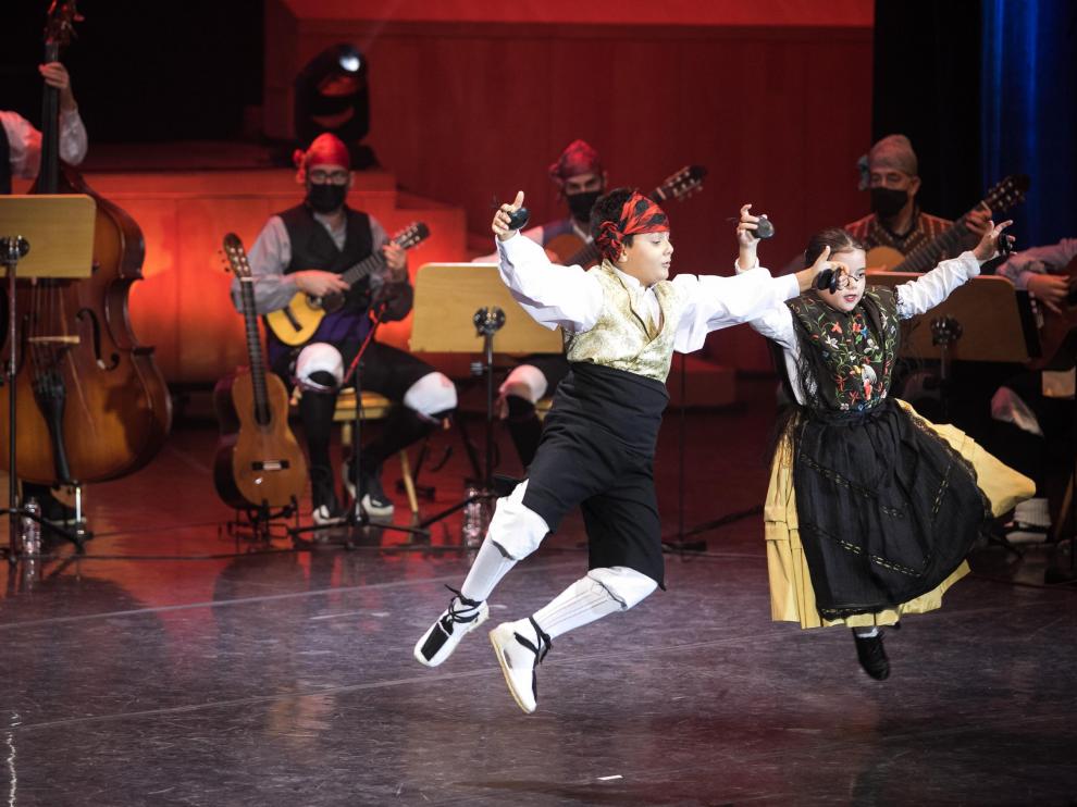 Una pareja de bailadores de categoría benjamín, en la competición del sábado.