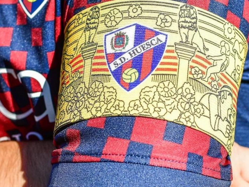 El brazalete que lucirá el capitán de la SD Huesca en el derbi con el Real Zaragoza.