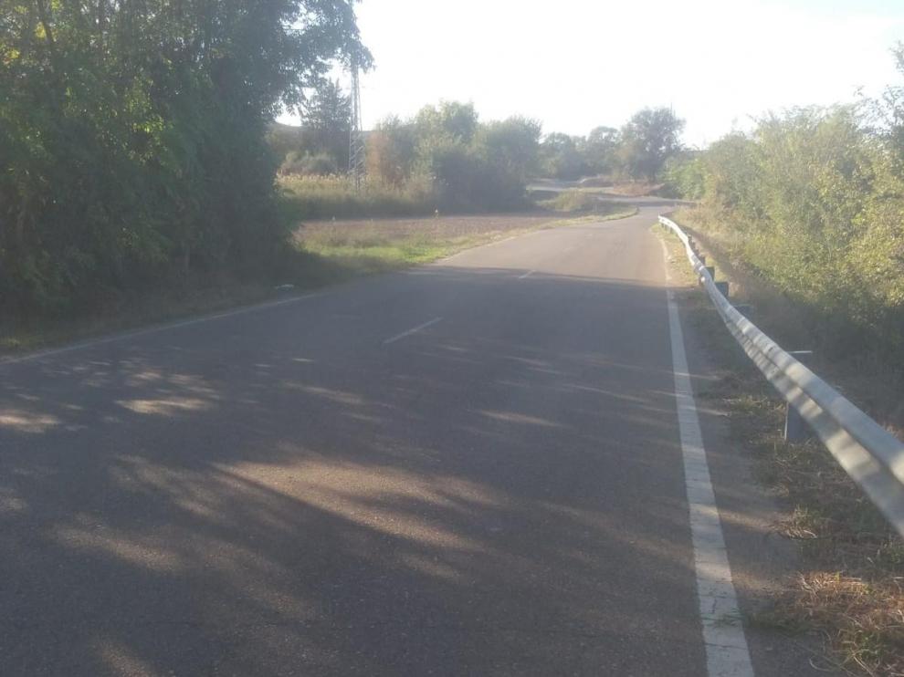 Firme de la carretera A-230 que conecta el núcleo urbano de Caspe con la urbanización de Pescadores