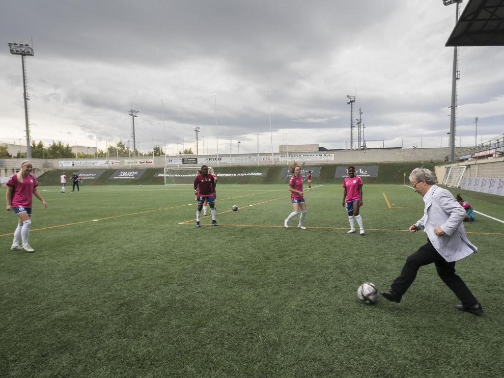Ángel Dolado, Justicia de Aragón, con las jugadoras del Zaragoza Club de Fútbol Femenino, en el campo Enrique Porta de la Universidad San Jorge. No se pierde ni un solo partido