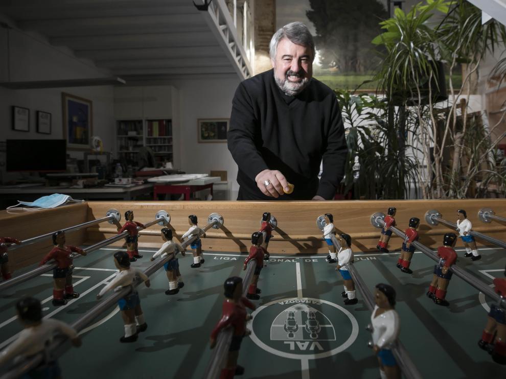 El arzobispo de Zaragoza, Carlos Escribano, destaca entre sus aficiones los paseos por el monte y el futbolín