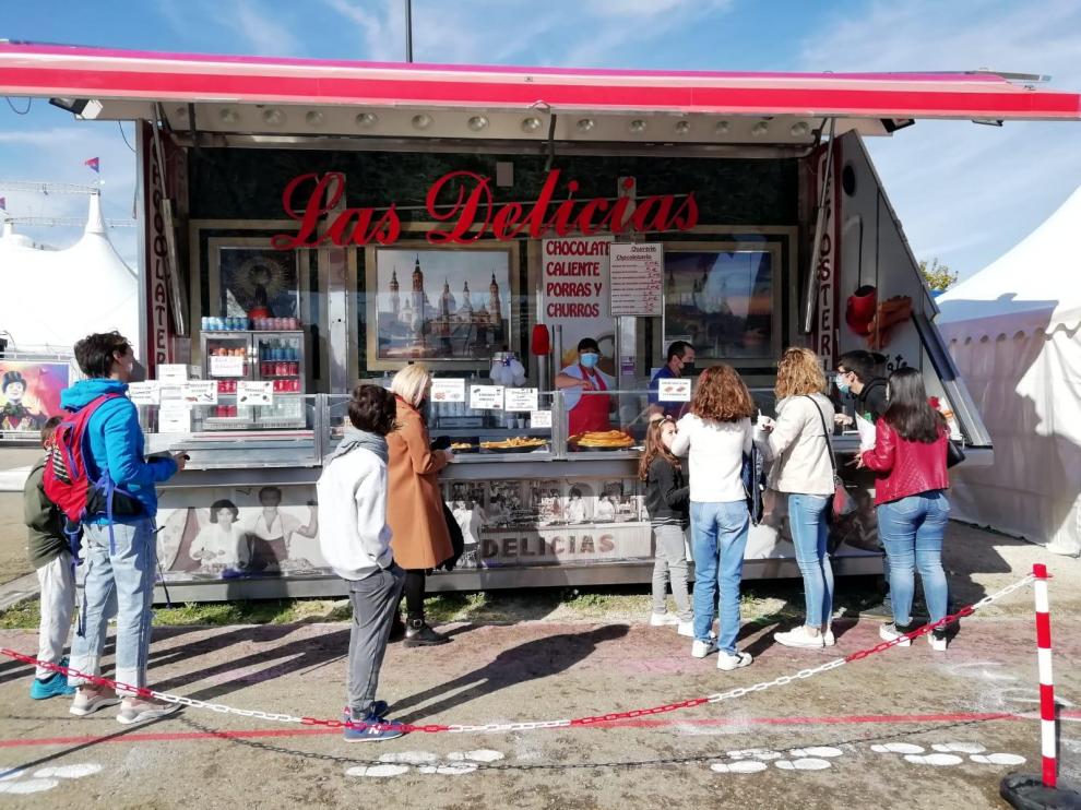 Gente esperando a ser atendida en churrería ambulante Las Delicias, este lunes en el recinto ferial.