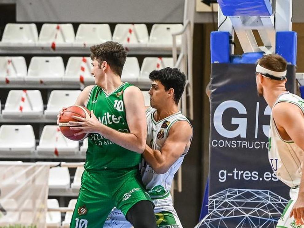 Jaime Fernández, del Levitec, juega de espaldas en el partido con el TAU Castelló.