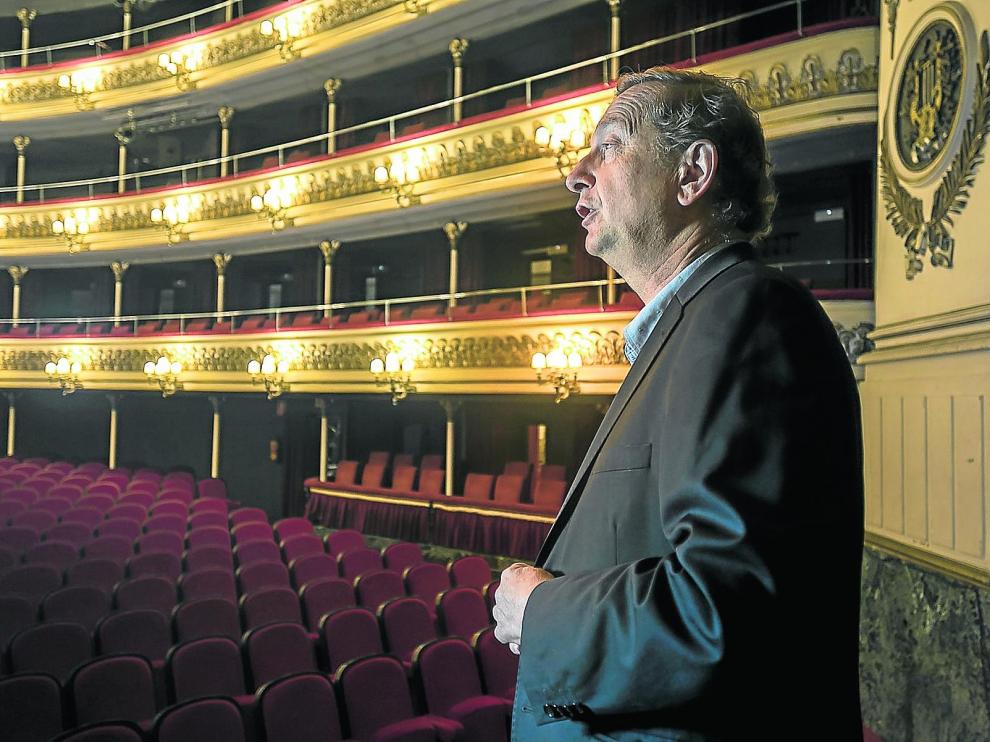 José Lujis Melero, enamorado de la jota desde adolescente, ensaya algunas tonadas en el Teatro Principal.