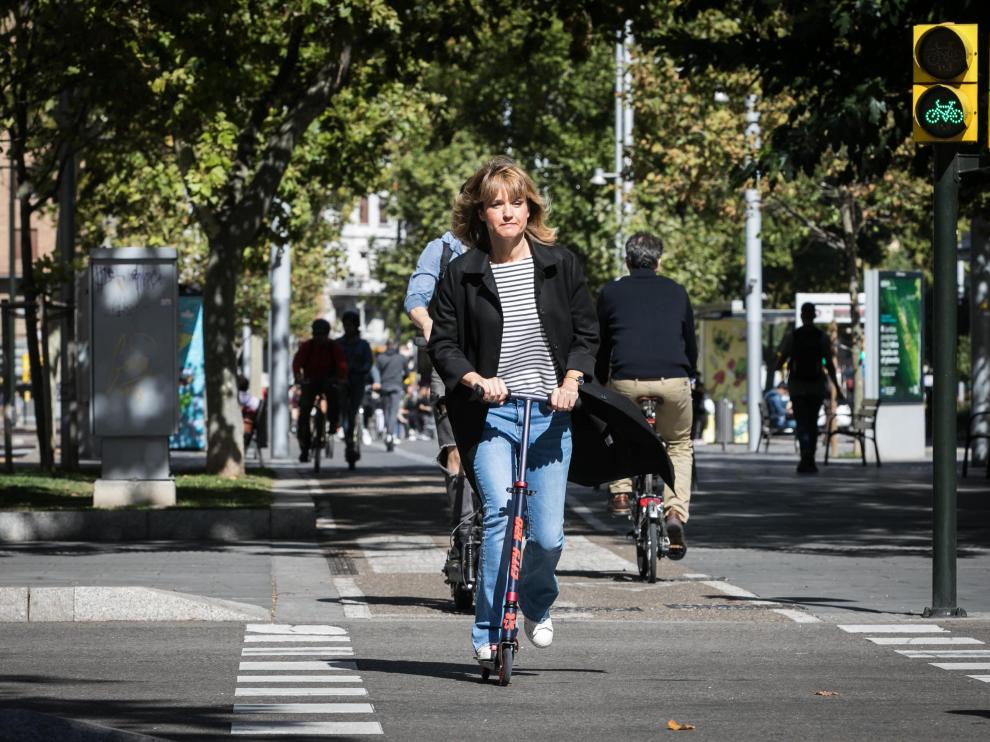 Pilar Alegría, ministra aragonesa de Educación y Formación Profesional, circula con el pequeño patinete de su hijo de 8 años, al que reconoce que se ha "aficionado", por el tramo del carril bici de Fernando el Católico de Zaragoza