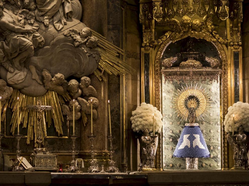 La Virgen, con un manto de papel donado por el Grupo Zaragozano de Papiroflexia.