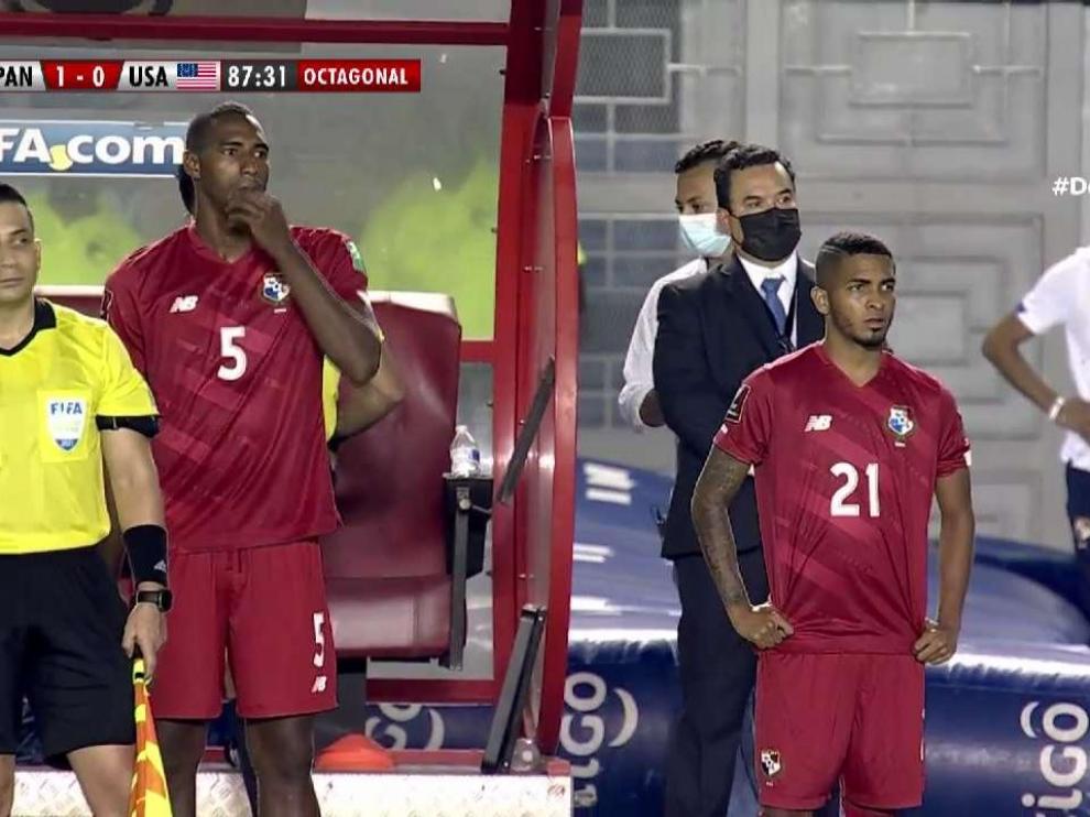 César Yanis, en el momento de saltar al campo en el partido contra Estados Unidos.