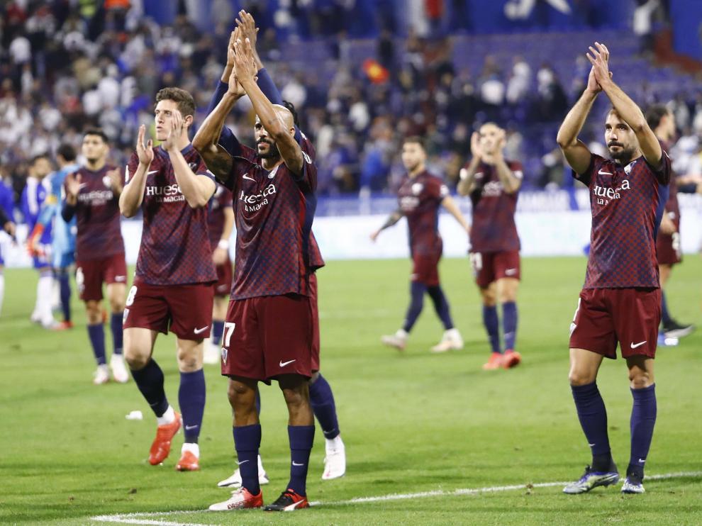 Los jugadores de la SD Huesca aplauden a los aficionados que les acompañaron en La Romareda.