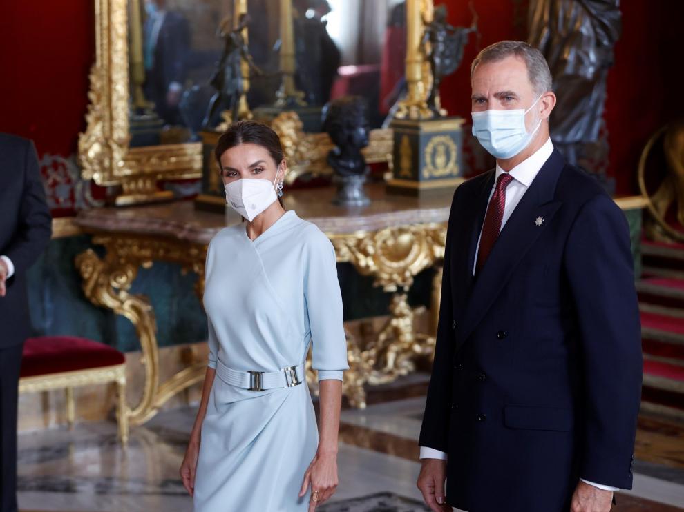 Los Reyes Felipe y Letzia, a su llegada a la recepción con motivo del Día la Fiesta Nacional, ofrecida este martes en el Palacio Real.