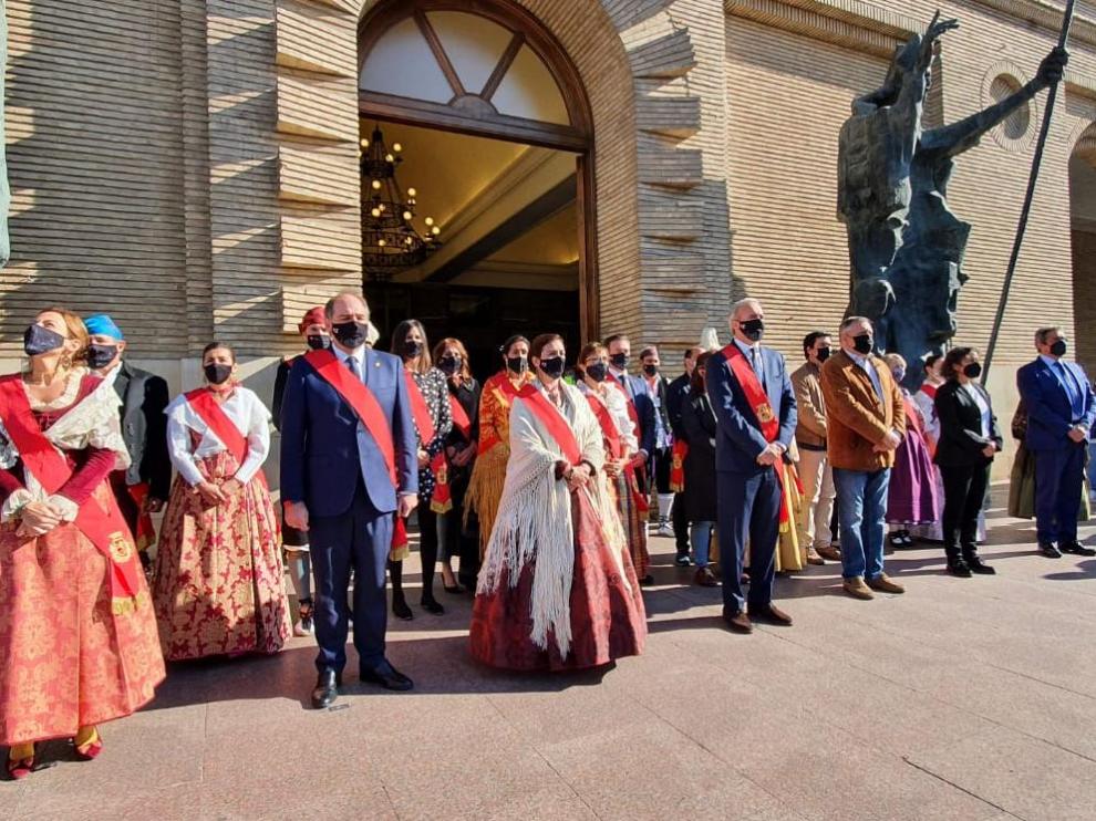 Minuto de silencio ante el Ayuntamiento de Zaragoza
