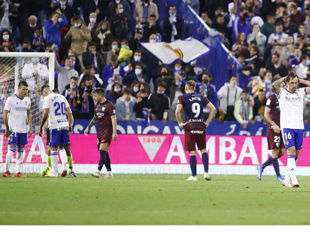 Álvaro Giménez charla con Zapater segundos antes de lanzar y fallar el penalti ante el Huesca. Eguaras no quiso ni verlo.
