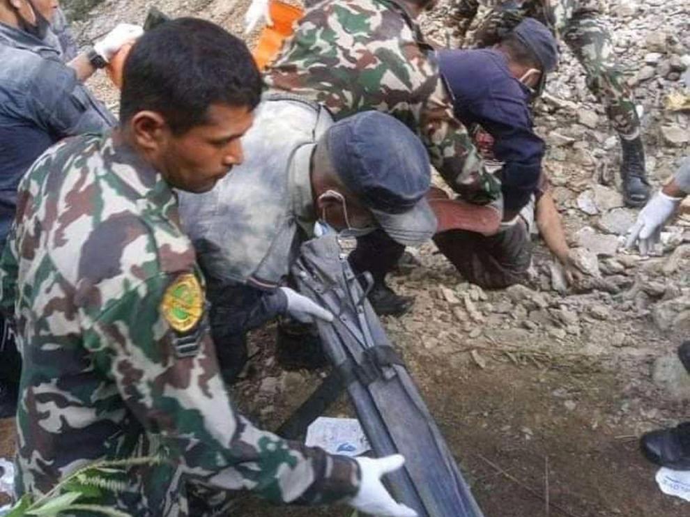 Trabajos de rescate del Ejército de Nepal tras un accidente de autobús.