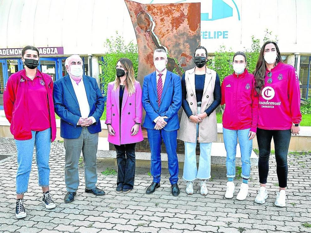 Foto de familia de la rueda de prensa ofrecida este miércoles en el pabellón Príncipe Felipe