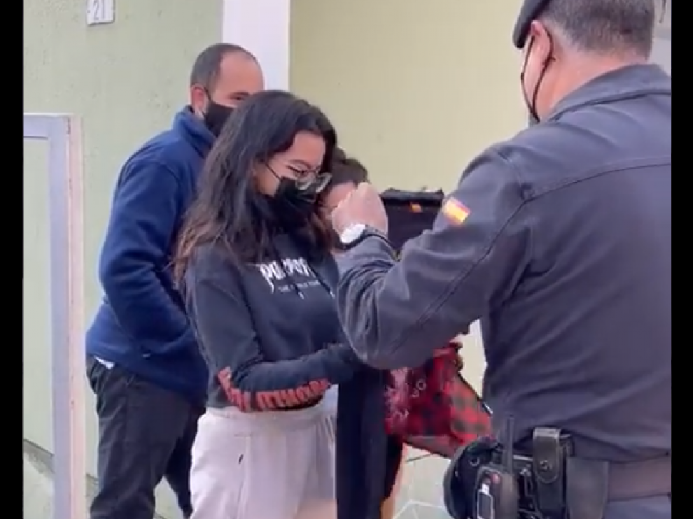 Momento en el que los guardias le entregan la camiseta a Daniela