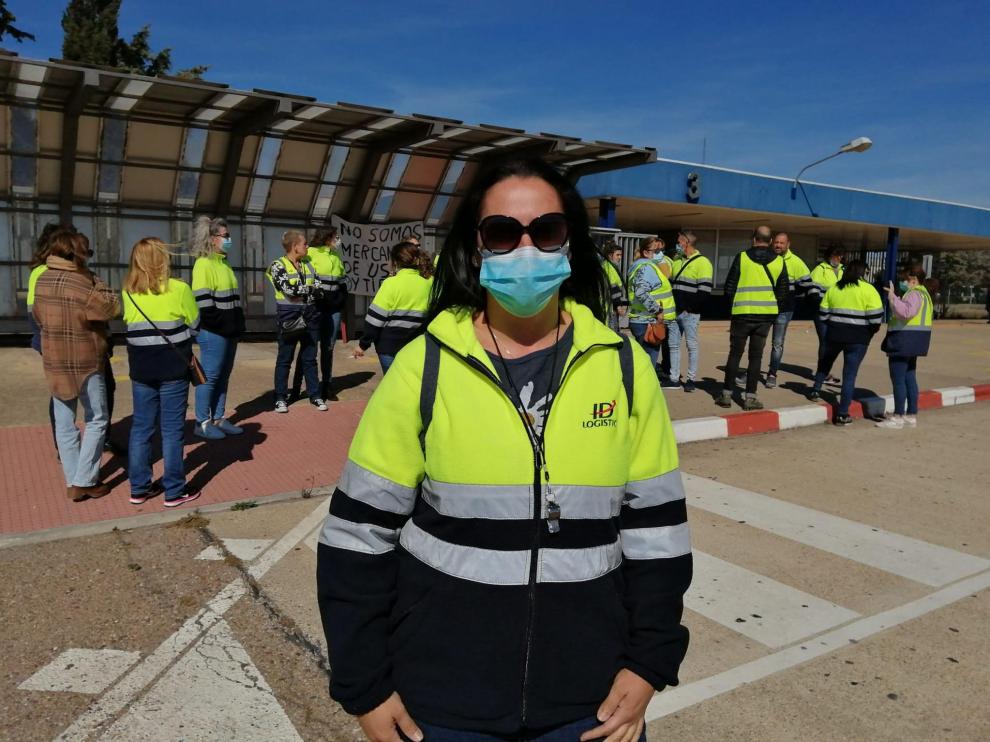 Vanesa Herrero, trabajadora de IDL, en la puerta de PSA Stellantis en Figueruelas.