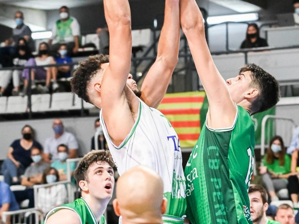Aday Mara, del Levitec, salta frente a un rival del TAU Castelló.