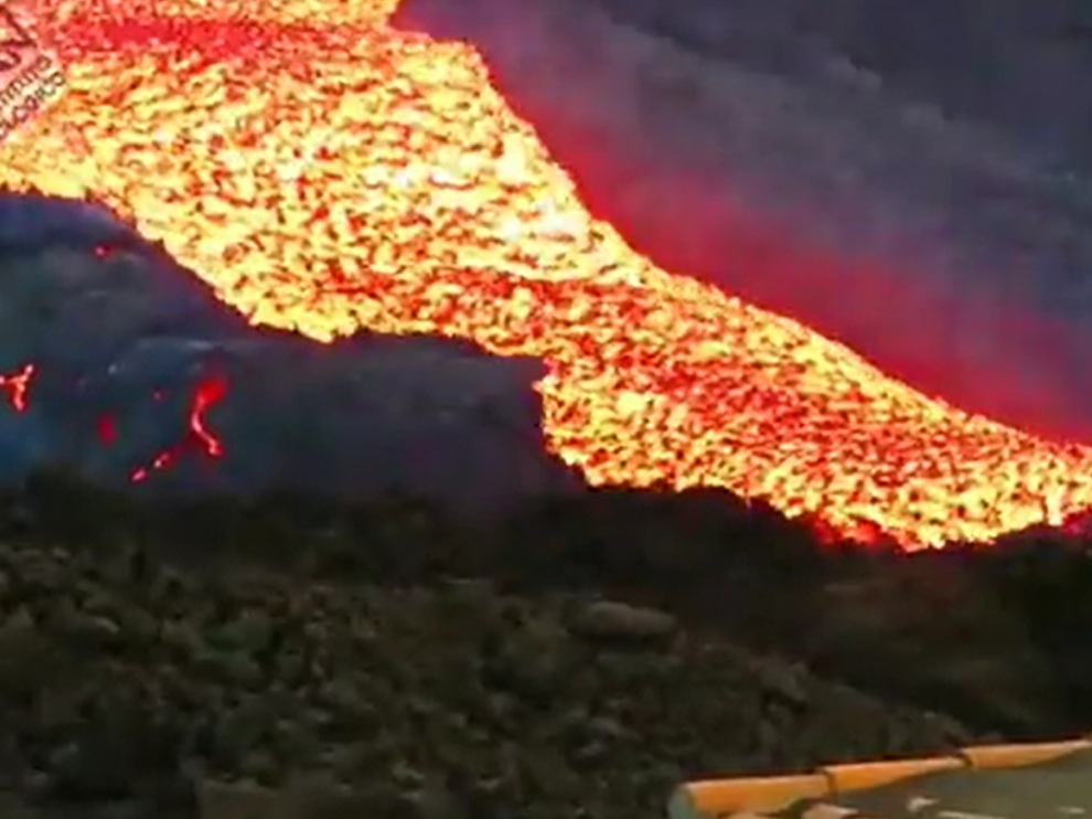 Involcan graba un tsunami de lava del volcán