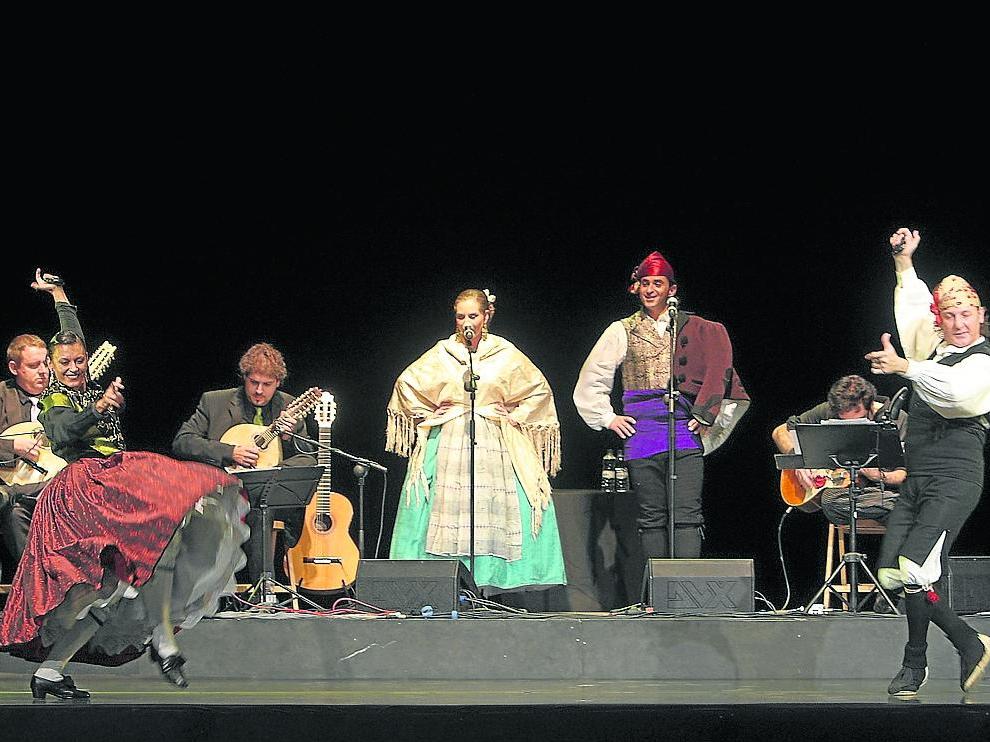 Los bailadores Alicia Guerri y Carlos Gil, el músico Sergio Aso (tercero por la izquierda) y los cantadores Beatriz Bernad y Nacho del Río, en un recital. Todos participarán en el Abrazo de la Jota a la Virgen. heraldo