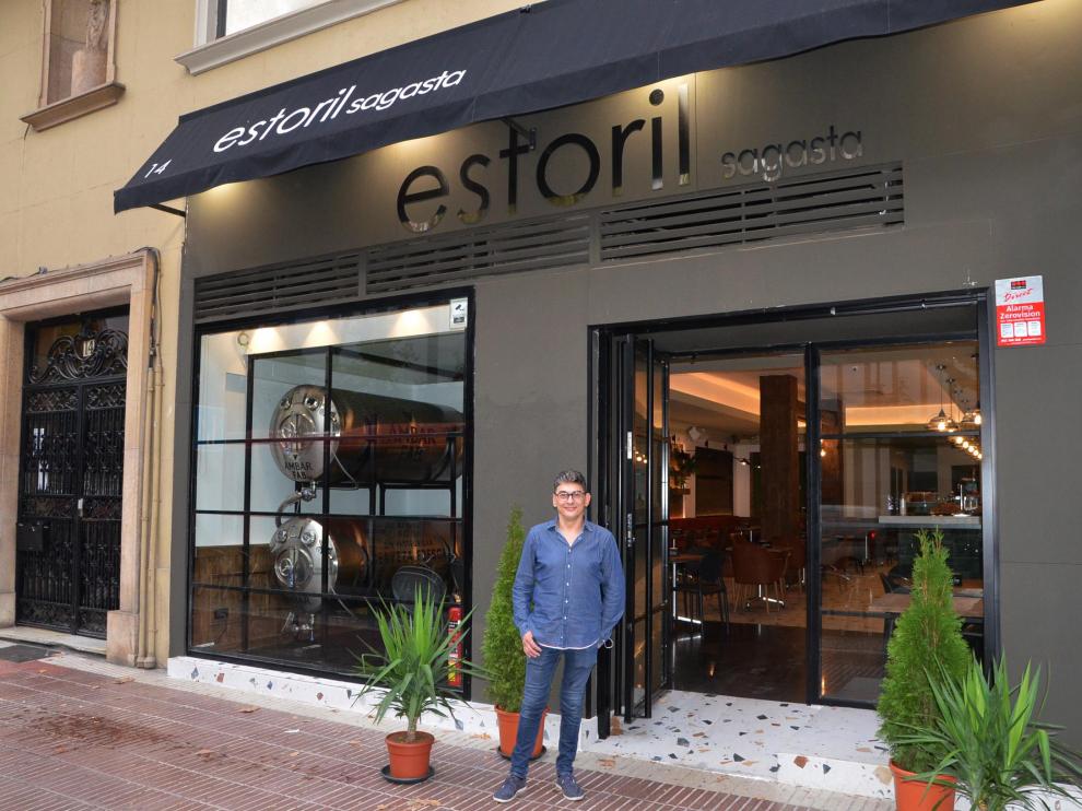 Pedro Andreu, propietario de la cafetería Estoril, en el nuevo establecimiento de Sagasta.