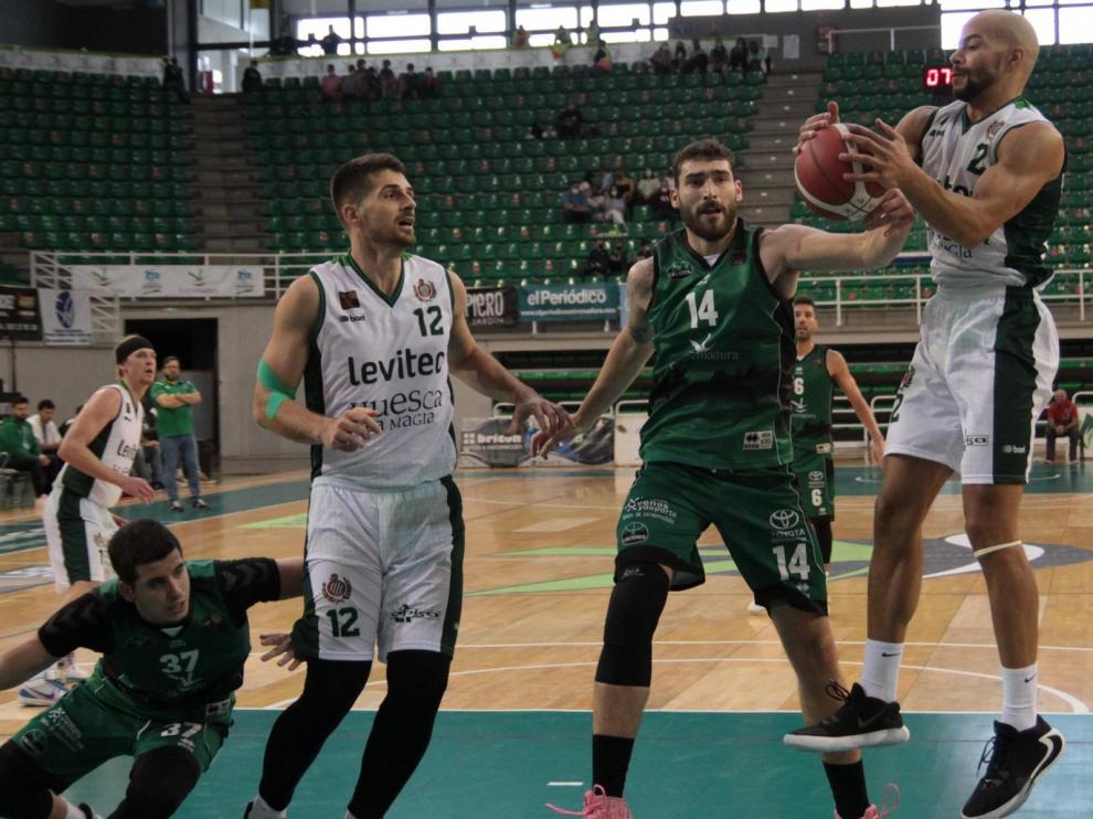 Omoerah, del Levitec Huesca La Magia, captura un rebote junto a su compañero Andrejevic.