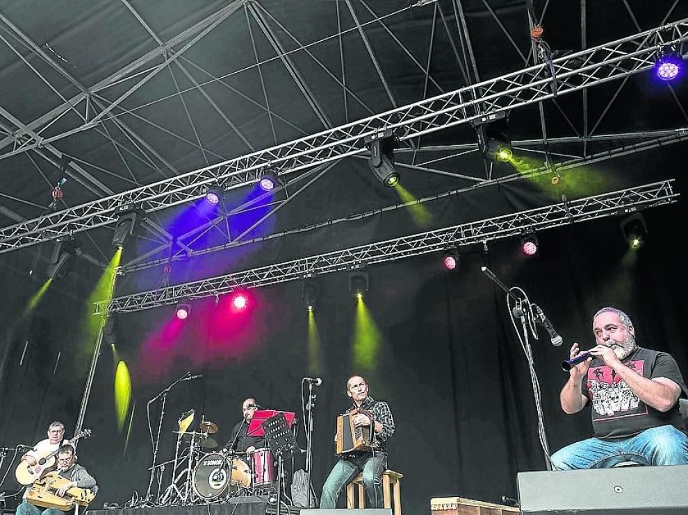 Zicután realizó una exhibición festiva de la variedad de ritmos de la música popular.