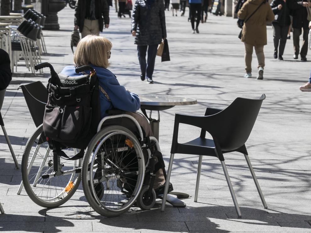 Una persona en silla de ruedas en el paseo de la Independencia de Zaragoza
