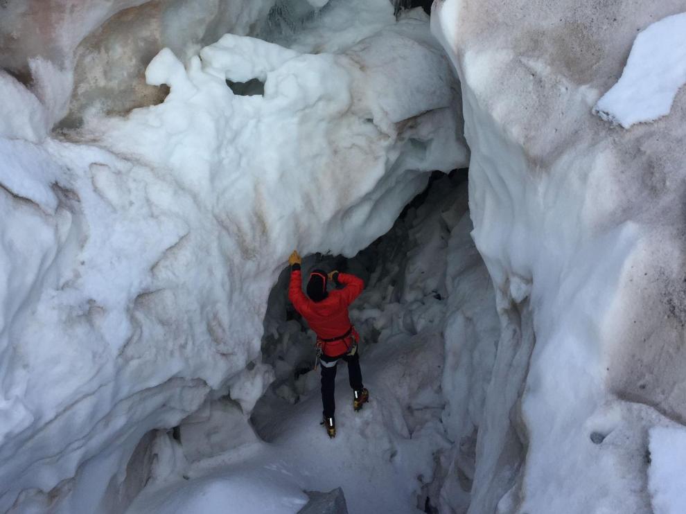 Trabajos de medición este mes en el glaciar de la Maladeta por parte de la CHE. Como el resto de las masas de hielo del Pirineo, son un laboratorio donde observar el cambio climático.