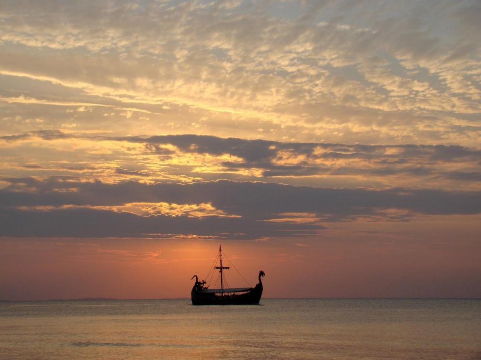 Foto de archivo de la recreación de un barco vikingo