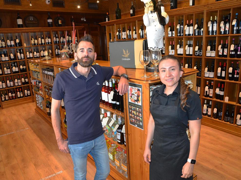 Sebastián Langa y Laura Sterling, en la zona de venta de vinos de la bodega.