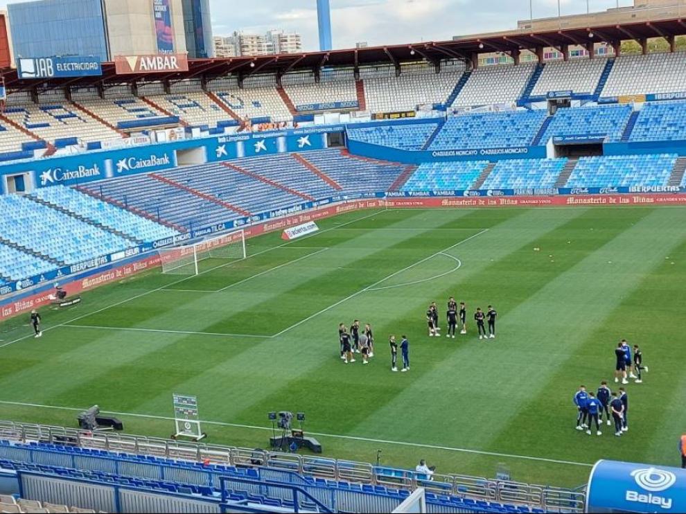 Los jugadores del Real Zaragoza y la Ponferradina, hora y tres cuartos antes del comienzo del partido, a su llegada a La Romareda.
