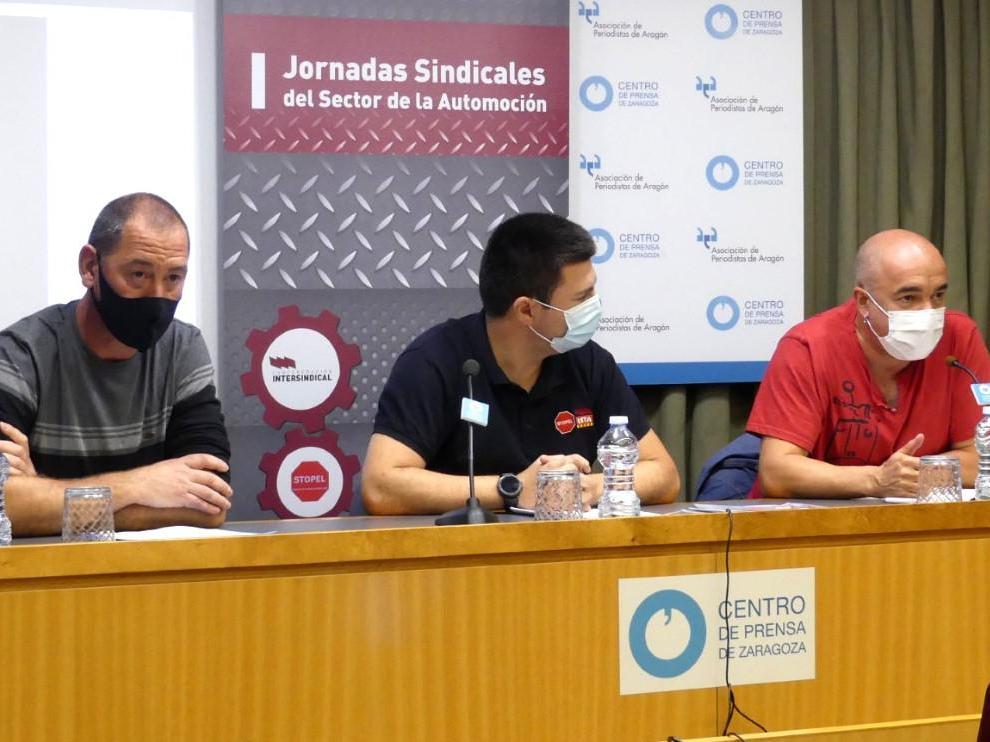 Los sindicalistas Raúl Portillo, del sindicato LAB en la factoría de Volkswagen Navarra; Daniel Montejo, de Stopel en la planta de Figueruelas; y Paco González, de la central STM en Ford Almussafes (Valencia).