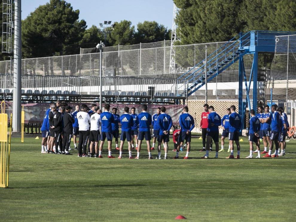El clásico y habitual corro que el equipo zaragocista forma antes del inicio de cada entrenamiento, con las consignas del día.